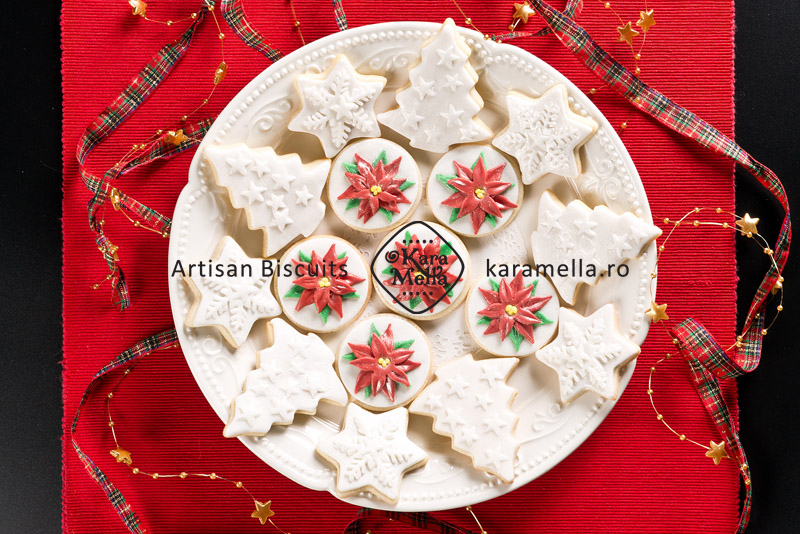 Biscuiți decorați elegant de Crăciun